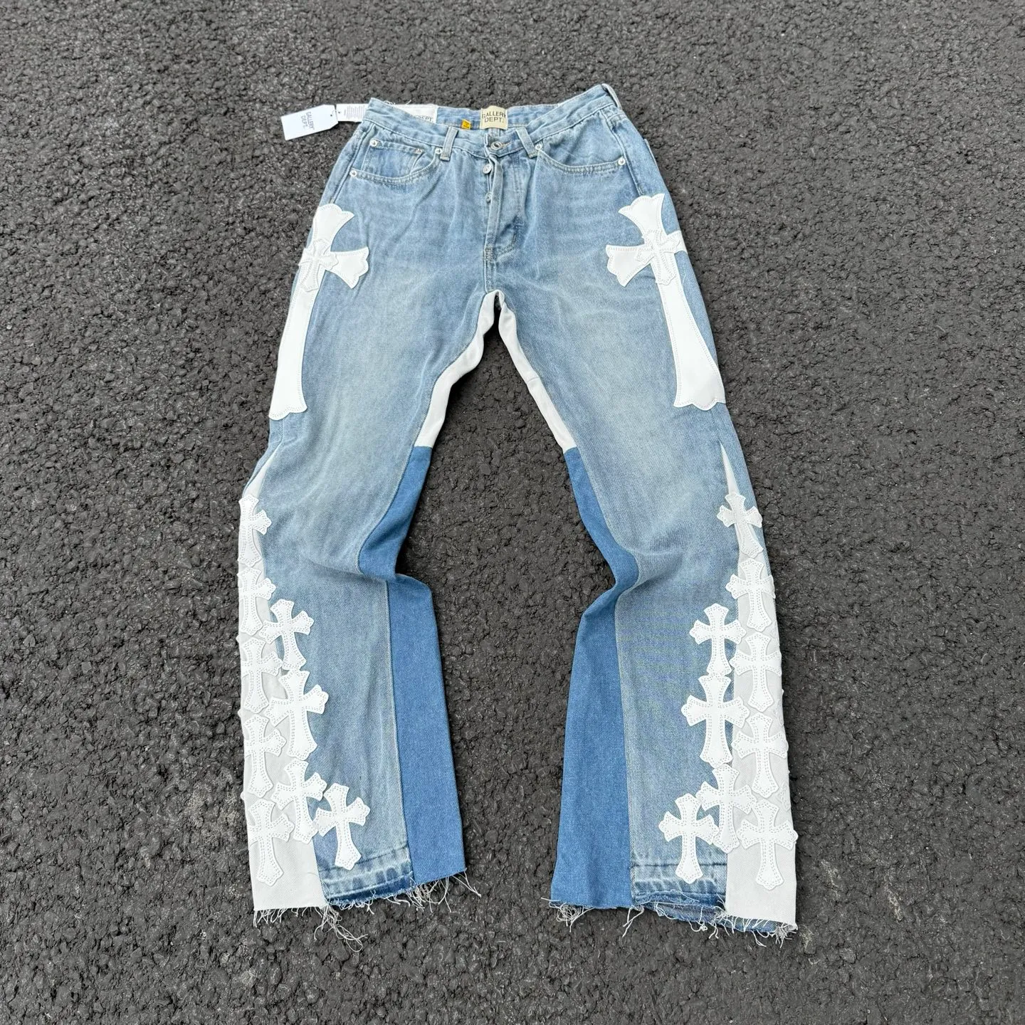 #8146 P290💰 Independent GALLERY DEPT. Vintage multi-leather spliced cross loose washed flared jeans - truly restore the ultimate texture of Vintage - original hardware accessories washed and other elevators, QR code analysis are all purchased from the original factory, high degree of restoration, you are welcome to compare with a certain product~ - Three-dimensional version Loose and comfortable, not picky about the body shape, taller and slimmer, factory Seiko, original factory quality control, same style for men and women, can be matched with couples, versatile recommendation, must-have jeans for all seasons -Size: 28 30 32 34 36